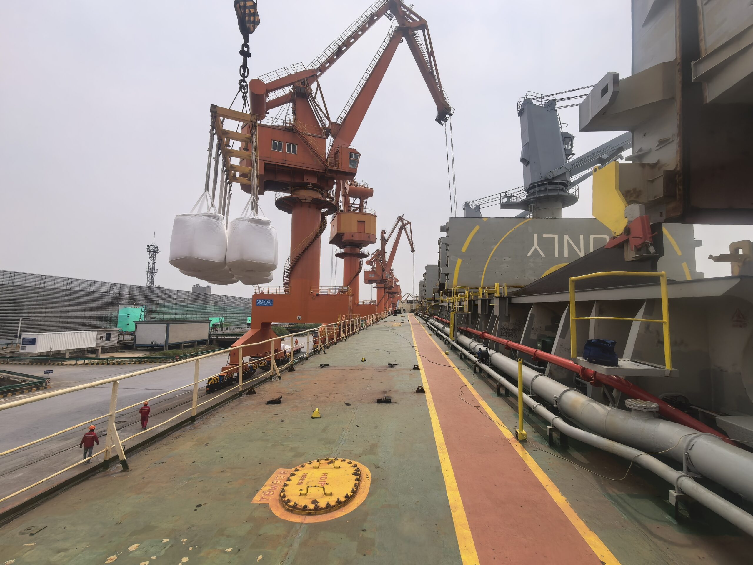 shipping soda ash dense to the vessel